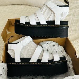*Never Worn * DR.MARTENS BLAIRE HYDRO LEATHER PLATFORM STRAP SANDALS